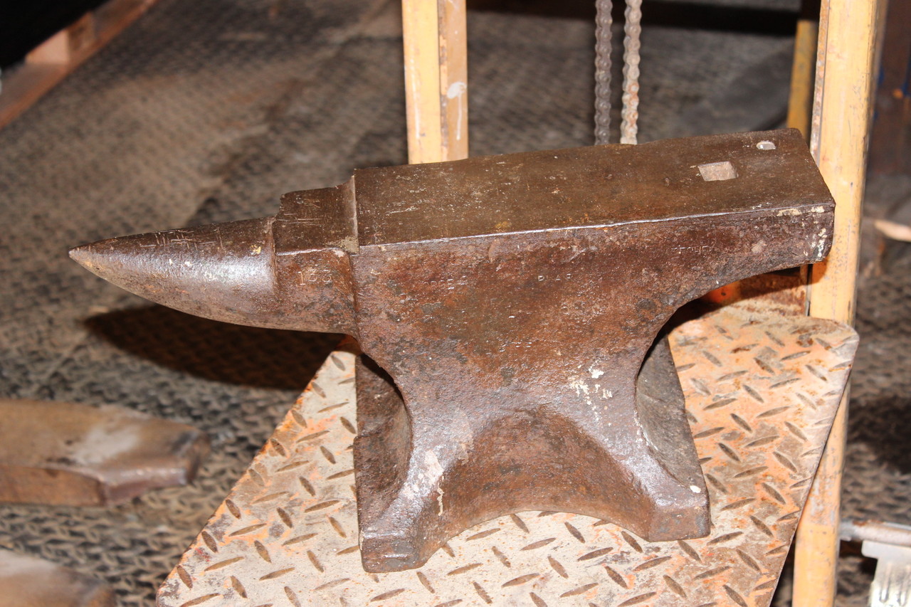 Single horn anvil