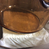 木綿豆腐はキッチンペーパーや布巾などにくるんで、1時間ほど重しをして水切りをします。