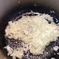 鍋にごま油と玉ねぎを入れ、玉ねぎがしんなりするまで炒めます。