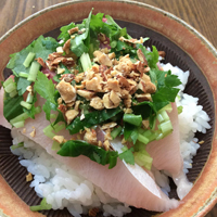 ☆の調味料を炊飯釜に入れ、②の米を入れます。