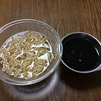 切り干し大根とひじきを水に浸しているところ