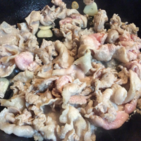 ニンニク、豚バラ肉を入れてさっと炒めます。