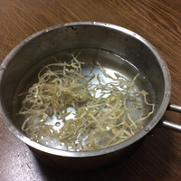 切り干し大根はさっと洗って水400~500mlを入れた鍋に入れておきます
