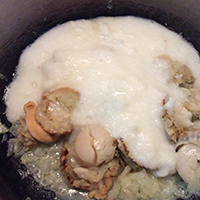 玉ねぎを蒸し焼きにほたての香りがあがったら、火を弱めて、鍋に直接、山芋をすりおろす。