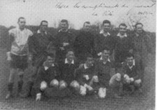 Libramont Debout de G à D : Libert M., LibertC.,Steurs Jean, Laurent C., Marson M., Libert C., Evrard A. Accroupis : Evrard P., Marchal Arthur, Lambert Léon, Volvert Roger, Laurent Pierre