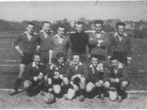 Photo prise à Oppagne à l’issue du championnat victorieux en avril 58.