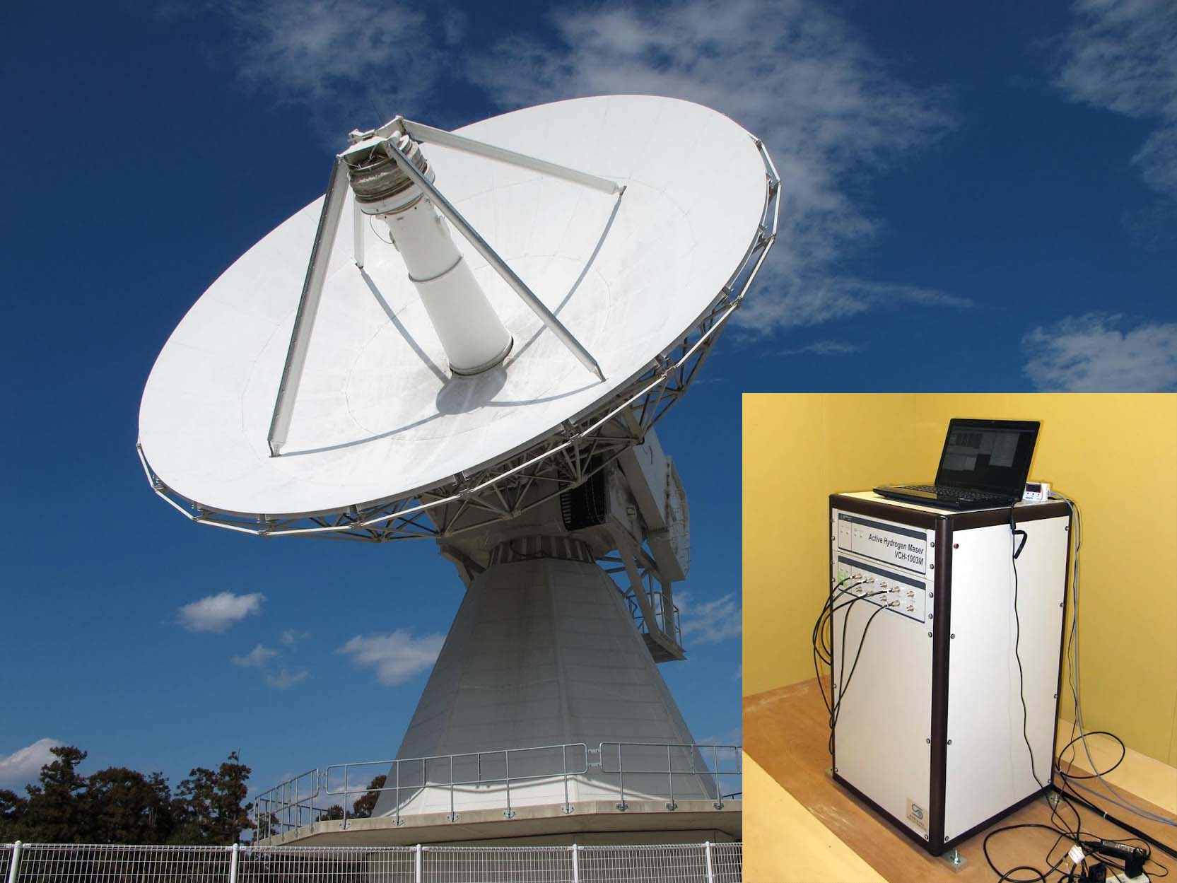 国土地理院・石岡測地観測局の次世代VLBIアンテナと、局舎恒温室内の水素メーザー周波数標準器（原子時計）