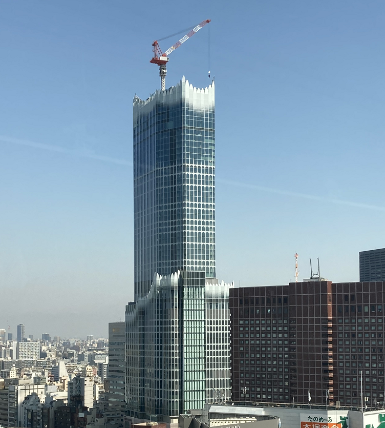 新宿に建築中の高層ビル（東急歌舞伎町タワー）