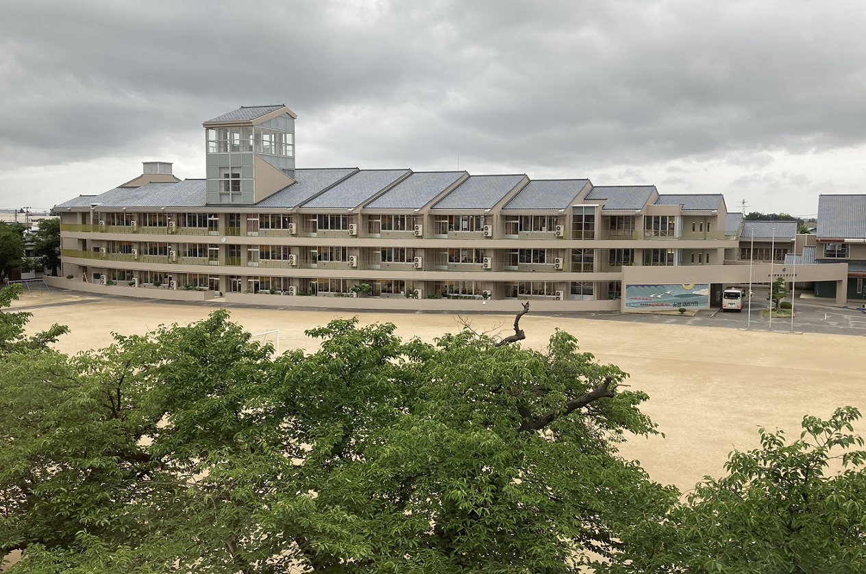 白鳥が羽をひろげている学校（阿賀野市）