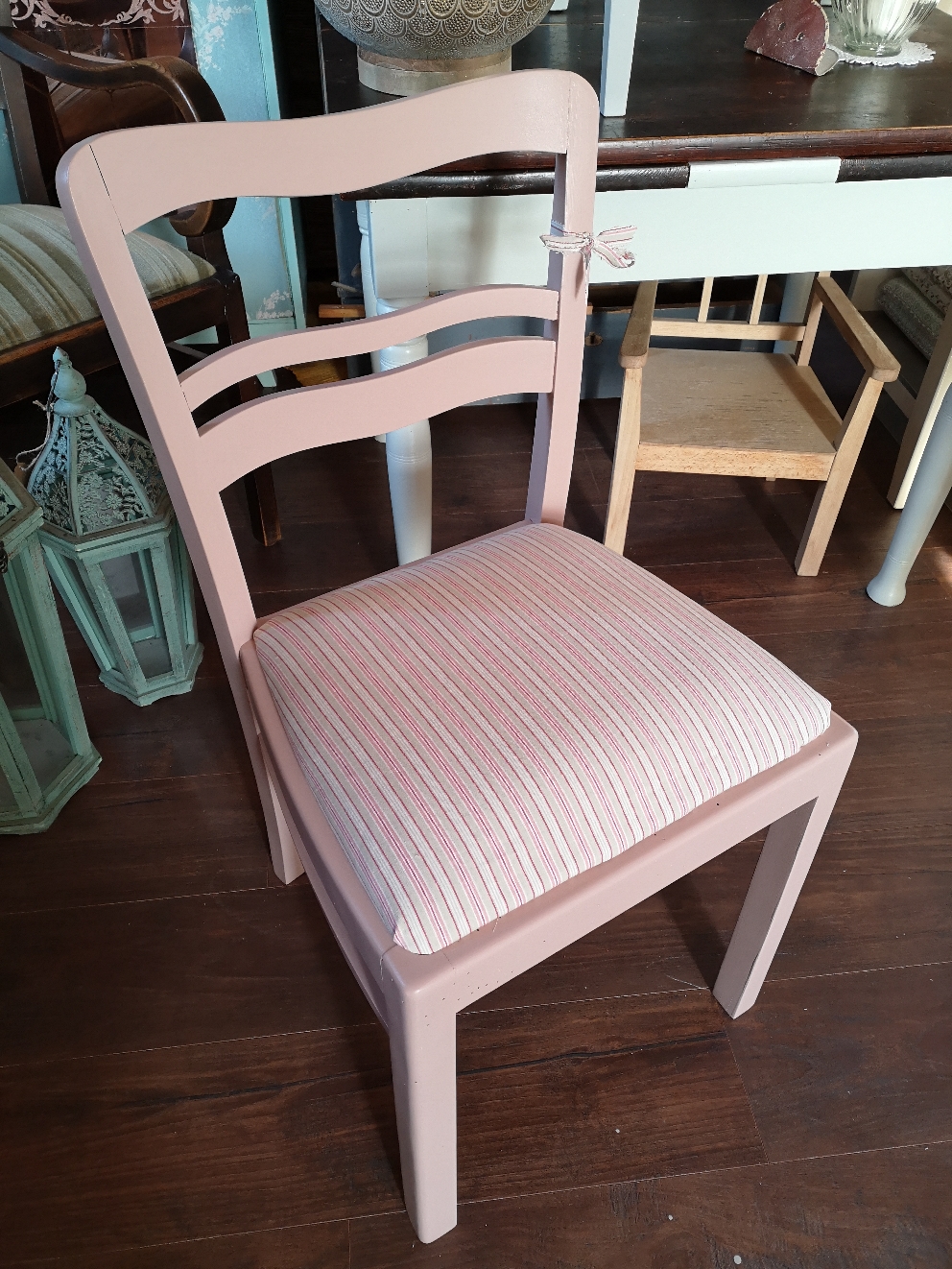 Nachher. Stuhl verwandelt mit PtP Farbe in "Afternoon Tea"