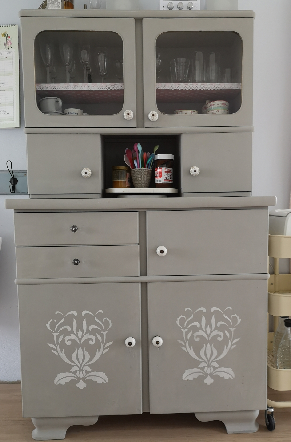 Nachher. Farbe Annie Sloan "Paris Grey", Verzierung "Old White"