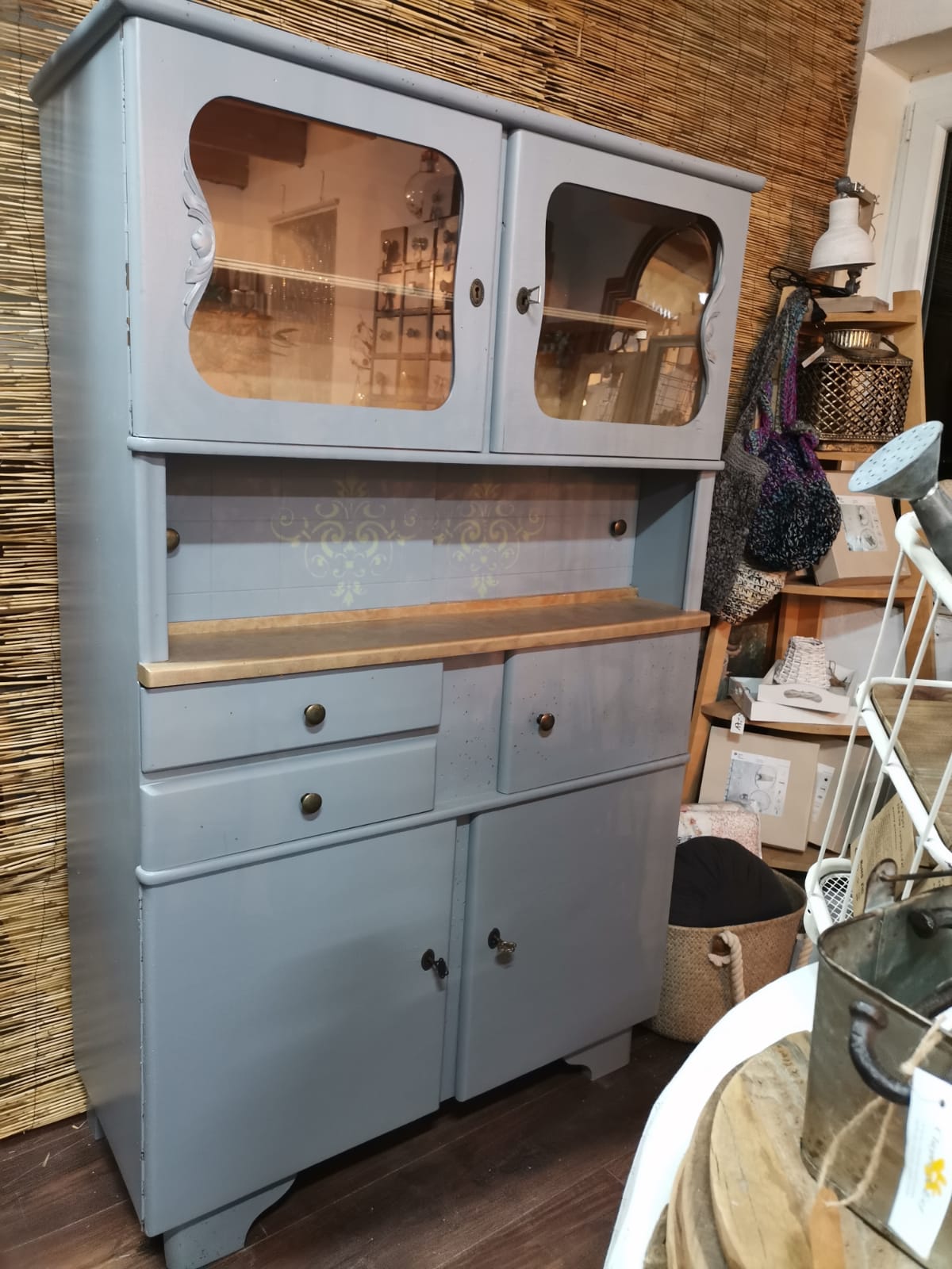 Nachher. Farben "Hampton Grey" und "Gold" von Painting the Past