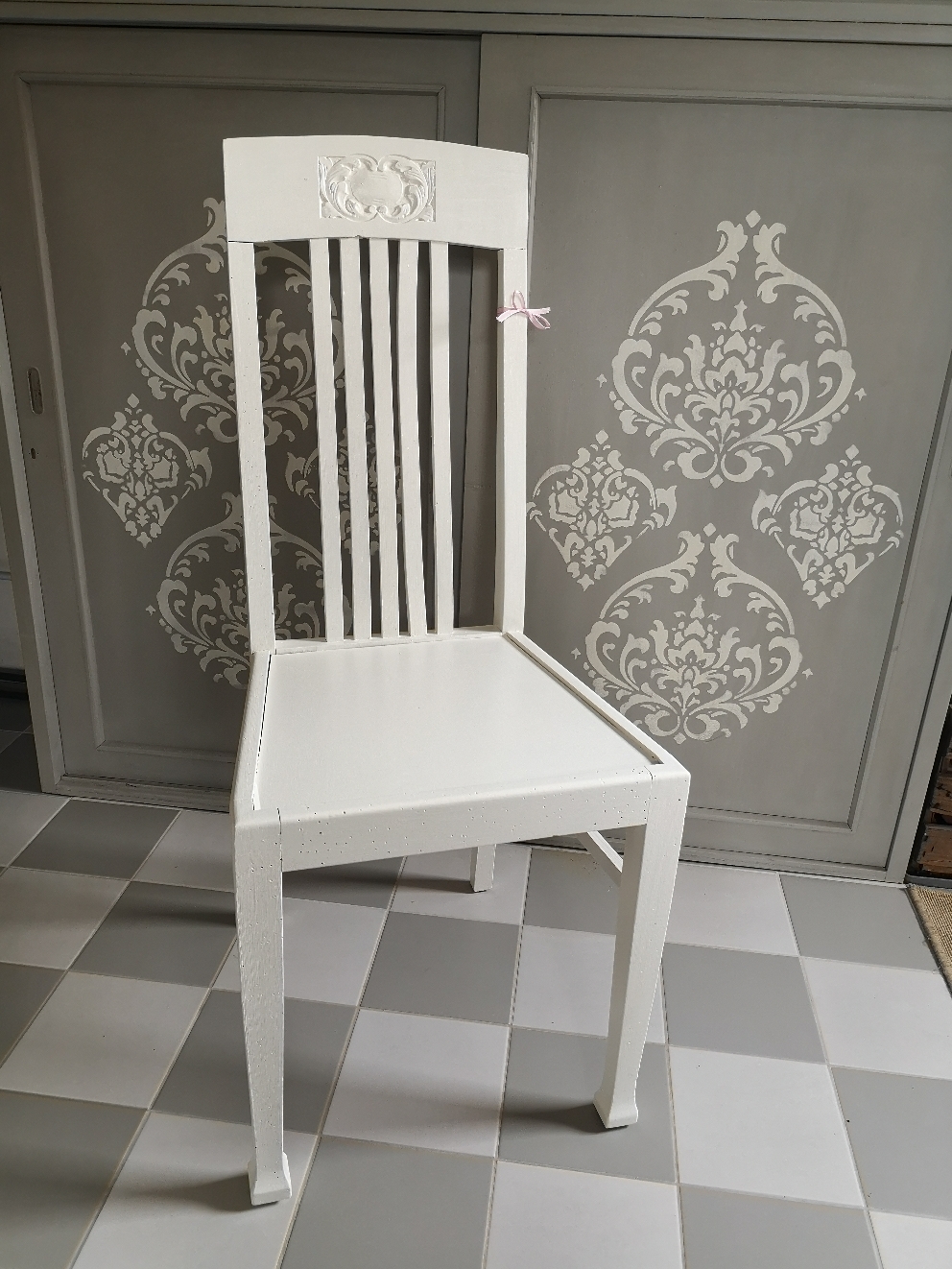 Nachher. Toller, alter Stuhl in neuem Glanz! PtP Farbe in "Cotton White"