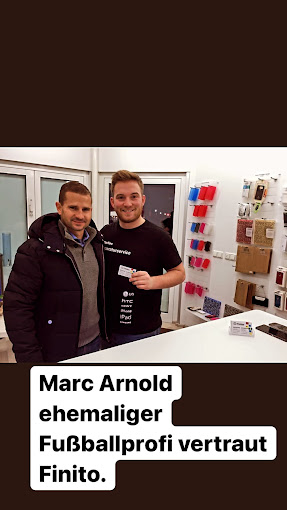 Eintracht Braunschweig Manager Marc Arnold ehem. Profifußballer und Reparatur seines iPhone. 
