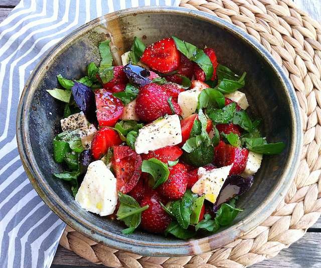 Sommerlicher Tomaten-Erdbeer-Mozarella-Salat - develloppa