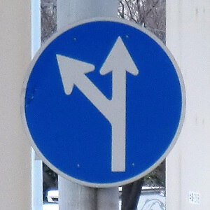 東京都足立区にある異形矢印標識　高速道路