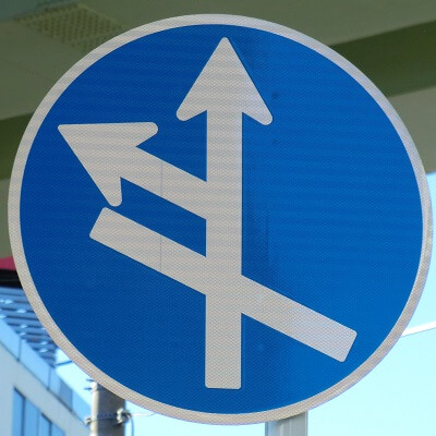 大阪府豊中市の異形矢印標識