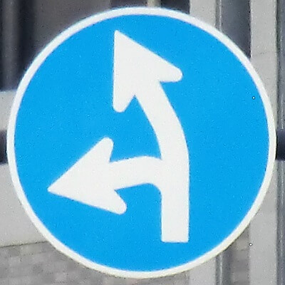 大阪府大阪市浪速区なんばの異形矢印標識