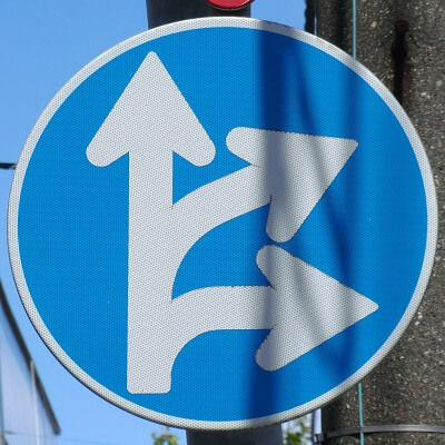 北海道函館市の異形矢印標識