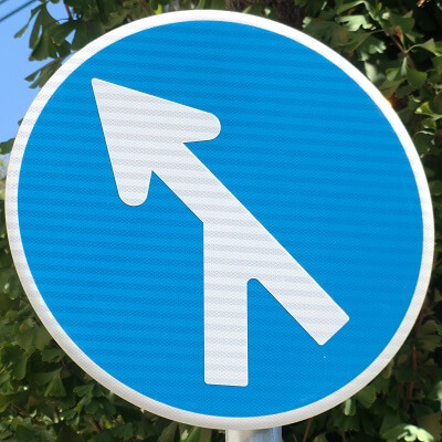 兵庫県神戸市灘区の異形矢印標識