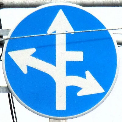 北海道旭川市の異形矢印標識