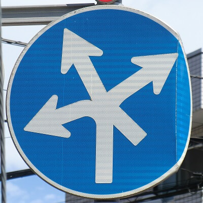 北海道函館市の異形矢印標識