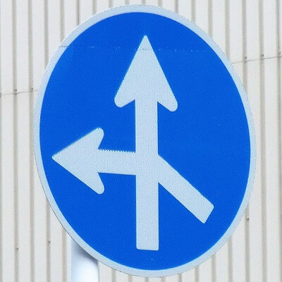 滋賀県大津市にある異形矢印標識．