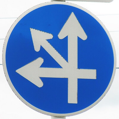 三重県亀山市の異形矢印標識