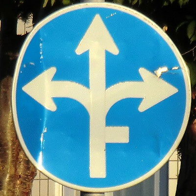 北海道士別市の異形矢印標識　ぶつけられたのか真反対の方向に向いてしまっている