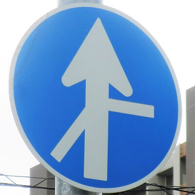 滋賀県大津市にある異形矢印標識．