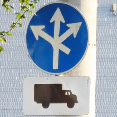 北海道渡島管内 二海郡八雲町の異形矢印標識