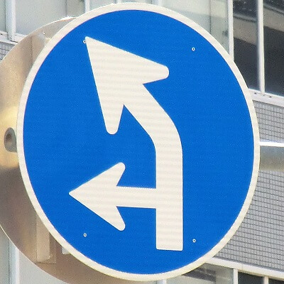 大阪府大阪市浪速区なんばの異形矢印標識