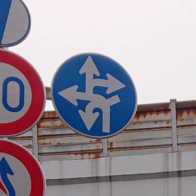 東京都足立区にある異形矢印標識．奇形な道路標識