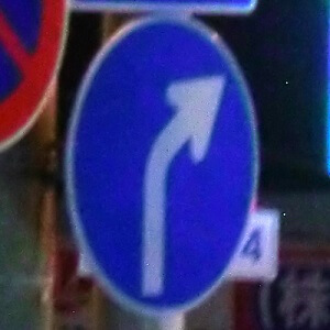 北海道苫小牧市の異形矢印標識