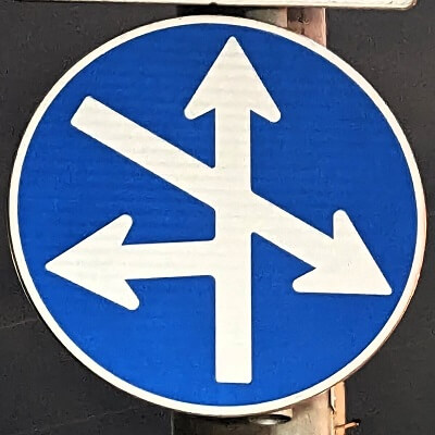 北海道札幌市東区の異形矢印標識