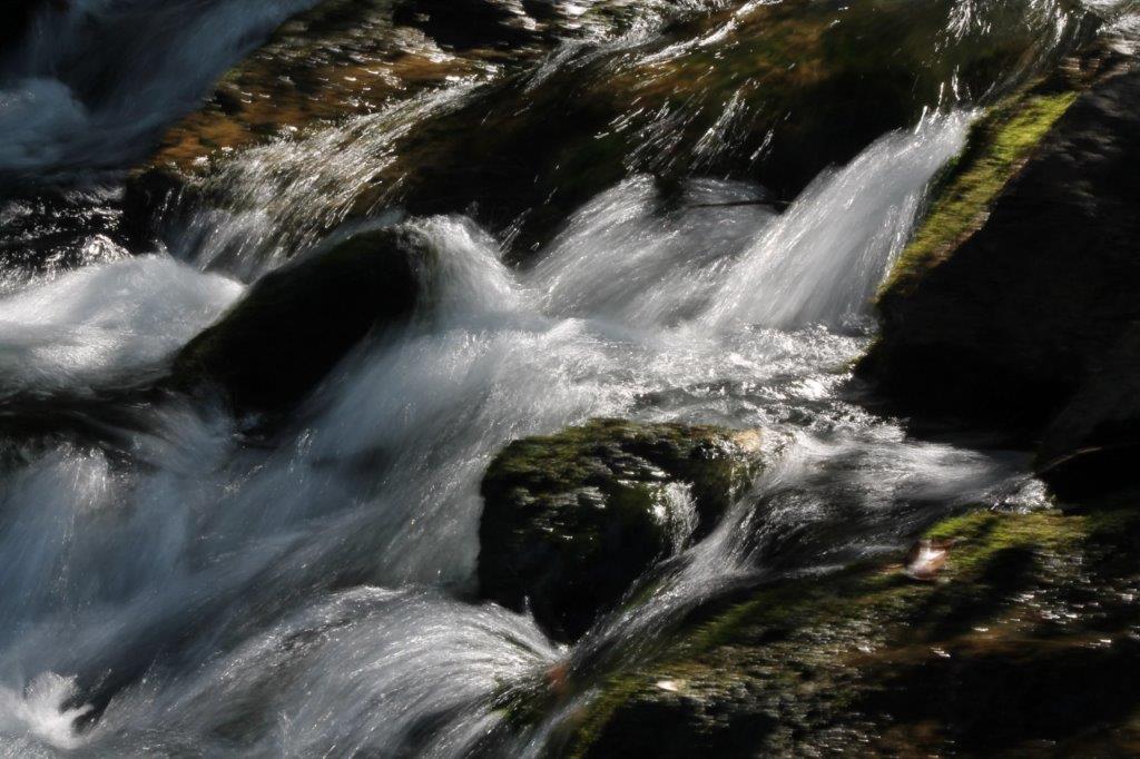 rauschender Bach, Wasser das über die Steine braust, www.passion-of-nature.ch