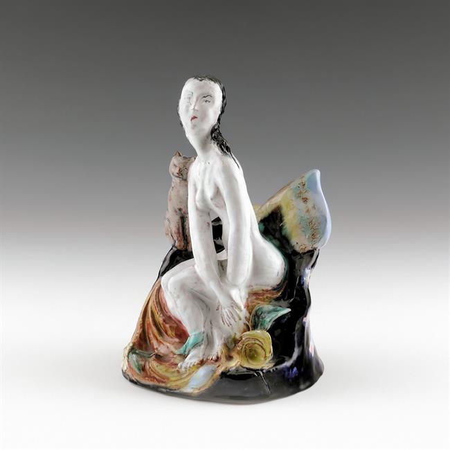 SUSI SINGER, Frauenakt mit Katze, Ausführung Wiener Werkstätte, Modellnummer 961,  Roter Scherben, mehrfarbig glasiert, 20,5/14/12,5cm