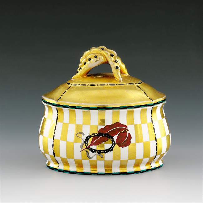 DAGOBERT PECHE, Ovale Deckeldose Ausführung Wiener Keramik, WK Modellnummer 428, Heller Scherben, mehrfarbig glasiert, gold staffiert, 13,5x15cm  