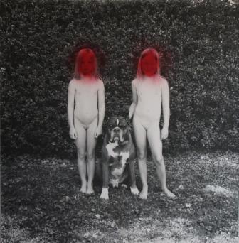 MARIELIS SEYLER, 2Mädchen mit Hund, 2007, Fotoemulsion auf Barytpapier, Sprühfarbe, 186x186cm