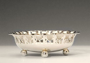 Josef Hoffmann, Wiener Werkstätte, Silberne Mandelschale, 1908, H 3,4 cm, ø 10,2 cm