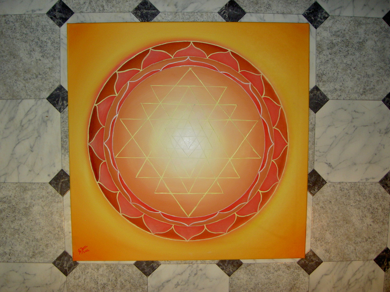 Das Shri-Yantra ist eines der ältesten komplexen geometrischen Symbole der Menschheit.Sein alter wird von dem  amerikanischen Pysiker auf mehr als 12000 Jahren geschätzt.Während es in Indien seit Jahrtausenden zur Meditation verwendet  wird.