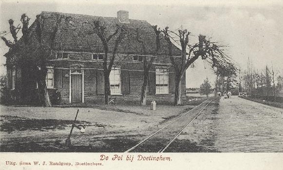 Foto van de Pol rond 1900: halte van de stoomtrambaan. 