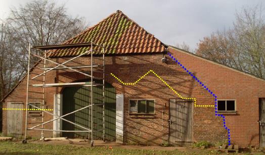 Kopgevel van de schuur. De stippellijnen geven diverse bouwnaden weer. de poort en de erboven geplaatste sluitsteen met jaartal 1848 zijn pas rond 1970 geplaatst.