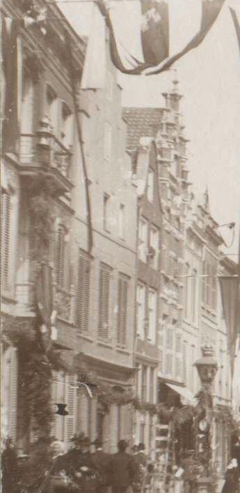 Foto van de Molenstraat uit 1898. Nummer 102-104 heeft een trapgevel, drie vensterassen en is gepleisterd (bron: beeldbank Regionaal Archief Nijmegen).