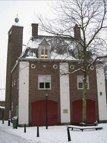 De voorgevel en slangentoren van de brandweerkazerne van Veghter en Berghoef.