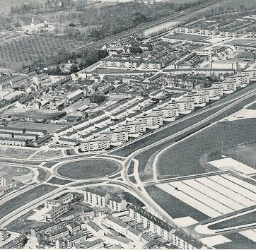 Luchtfoto uit de jaren vijftig, met de rotonde en de net gerealiseerde Nazarethflats. 