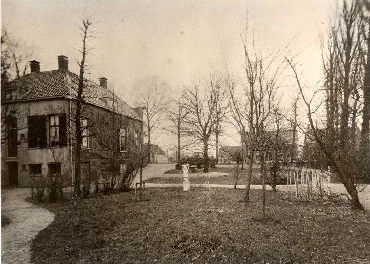 Foto uit circa 1920 met links het huis. 