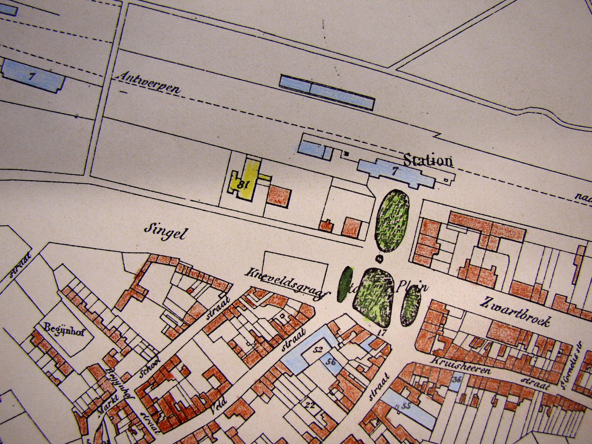 Kadastrale kaart uit 1887 met daarop het station, hotel en de groene perken aan weerszijde van de singel. 