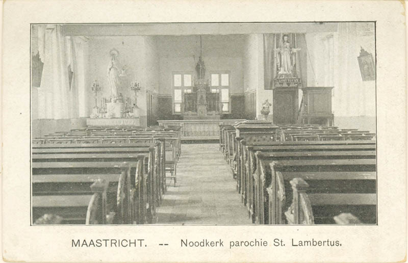 Het interieur uit de noodkerk. 