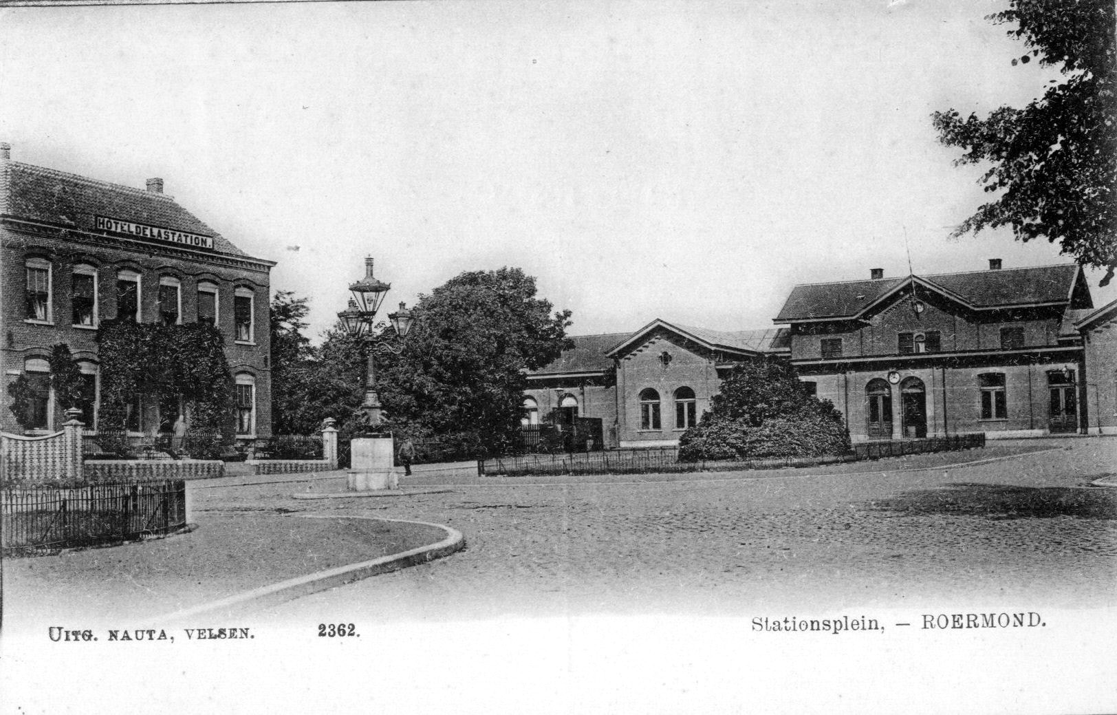 Foto van het Stationsplein uit circa 1900. 